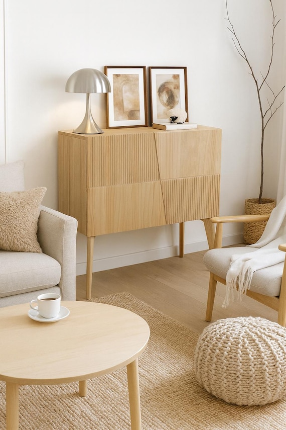 NOA Kleines Sideboard / Sideboard mit 2 asymmetrischen Türen / Stauraum aus massivem Kiefernholz / Sideboard / Art.-Nr. 2400, Maße: 90 x 35 x 86 cm