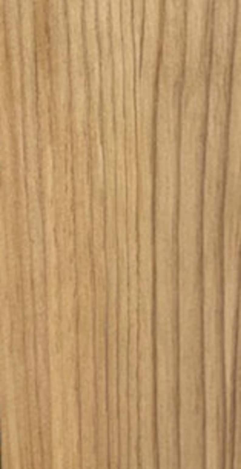 Puede incluir: Una superficie de madera de color marr&oacute;n claro con un patr&oacute;n de veta vertical. La textura muestra estr&iacute;as lineales naturales en varios tonos de beige y marr&oacute;n, creando un flujo visual consistente y alargado en toda el &aacute;rea visible.