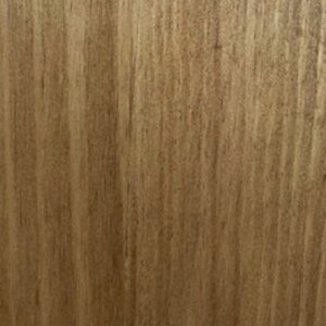 Puede incluir: Una superficie plana con un patr&oacute;n de veta de madera natural con l&iacute;neas verticales. La textura muestra variados tonos de marr&oacute;n claro y medio, destacando la disposici&oacute;n org&aacute;nica y lineal de las fibras de la madera en toda el &aacute;rea.