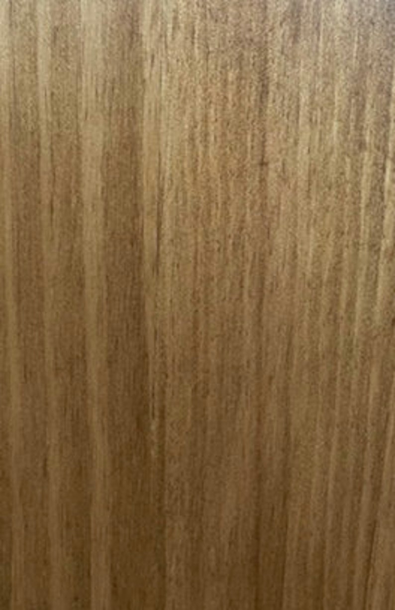 Puede incluir: Una superficie plana con un patr&oacute;n de veta de madera natural con l&iacute;neas verticales. La textura muestra variados tonos de marr&oacute;n claro y medio, destacando la disposici&oacute;n org&aacute;nica y lineal de las fibras de la madera en toda el &aacute;rea.
