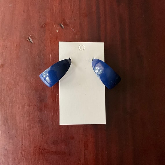 Vintage Royal Blue Mod Earrings. Clip-On Hoop Earrings. Cobalt. Lapis Lazuli Color. Mid Century. MCM Style. Opaque. Blue Metal. 60s. 70s.