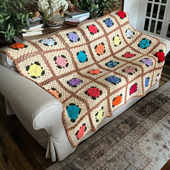 Vintage Ivory Flower Garden Afghan Blanket. Vintage Granny Square Blanket. 3D Colorful Daisies Crochet Blanket. Afghan Blanket. Knit Throw.