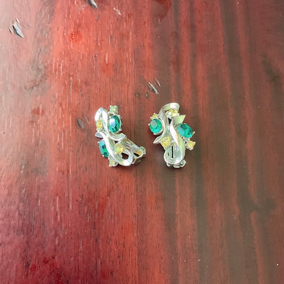 Vintage Silvertone Teal Emerald Clip-On Earrings. Coro Style. Signed. Teal Emeralds. Gold Rhinestones. Mid Century. MCM. 40s. 50s. 60s.