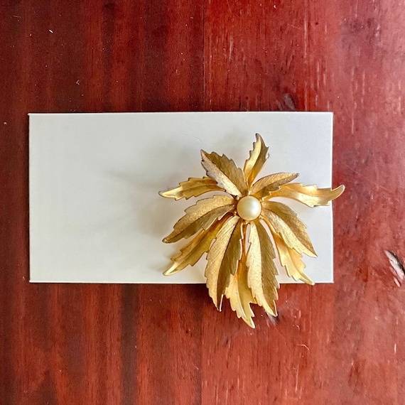Vintage Goldtone Leaf Brooch Pin. Golden Leaves. Textured. Pearl Middle. Leaf Jewelry. Mid Century Modern Brooch Pin. 80s. 90s.