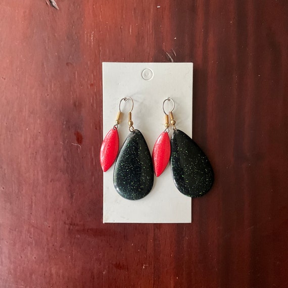 Vintage Red and Black Teardrop Dangle Drop Earrings Set. Post Wire Earrings. Party Style. Sparkling Glitter. Drop Shapes. 80s. 90s.