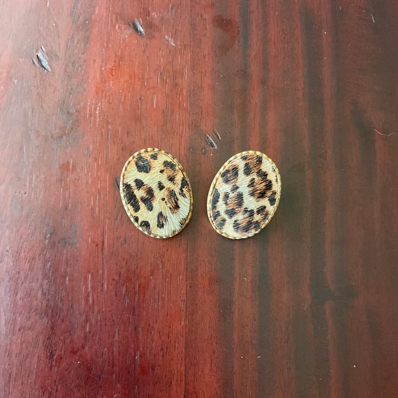 Vintage Leopard Print Oval Clip-On Earrings. Animal Print. Faux Fur. Unsigned. Goldtone Metal. Leopard Disc Earrings. Party. 70s. 80s. 90s.