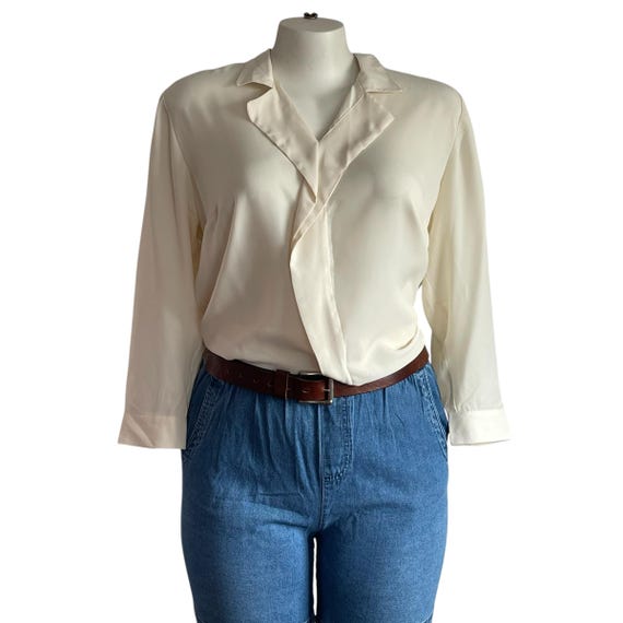 Vintage Avenue Ivory White V-Neck Button-Up Blouse. Cream White Plus Size Billowy Button-Up Shirt. Oversized Top. 90s. Y2K. 1990s. 2000s.