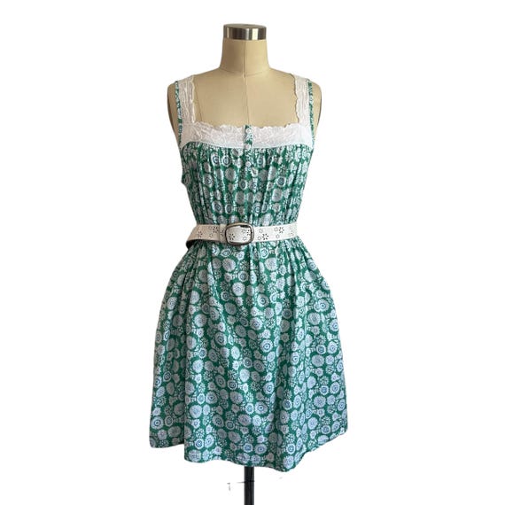 Vintage Prairie Green and White Floral Slip Dress. Sleeveless Flower Print Night Dress. White Eyelet Lace Trim. Cottagecore. Market Casual.