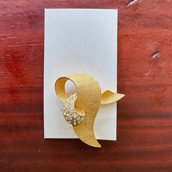 Vintage BSK Textured Goldtone Brooch. Gold Pin. Ribbon. Diamond Rhinestones. Gold Jewelry. Golden. Formal Brooch Pin. Metallic. 80s. Signed.