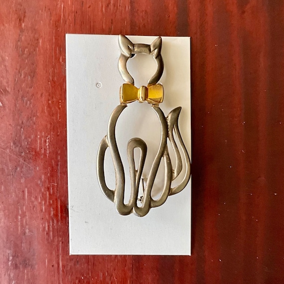 Vintage Cat Brooch Pin. Cute Cat With Golden Bow. Cat Lady Pin. Enamel Animal Brooch. Goldtone Bow. Feline Jewelry. Metallic. 80s. Unsigned.
