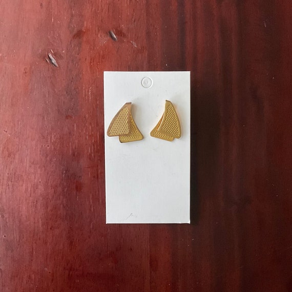 Vintage Small Goldtone Filigree Triangle Earrings. Post Earrings. Textured Earrings. Triangular Earrings. Mid Century. MCM Style. 50s. 60s.