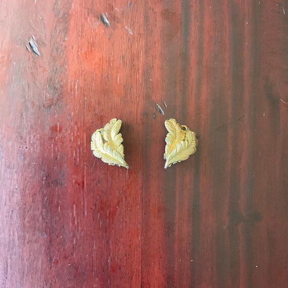 Vintage Goldtone Feather Clip-On Earrings. Two Feathers. Textured. Gold Feathers. Unsigned. Trifari Style. Simple. MCM Style. 60s. 70s. 80s.