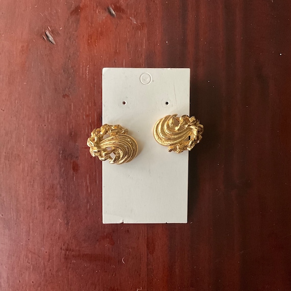 Vintage Monet Goldtone Side Scallop Clip-On Earrings. Signed. Golden Twists. Metallic Scalloped Earrings. Mid Century. MCM Style. 50s. 60s.