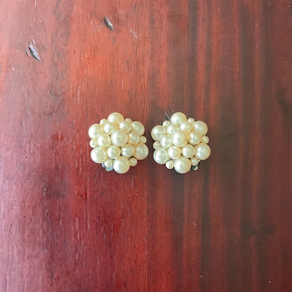 Vintage Pearl Cluster Clip-On Earrings. Faux Pearl Jewelry. Silvertone Metal. Different Size Pearls. Round. Circular. Yellow Tint. MCM. 60s.