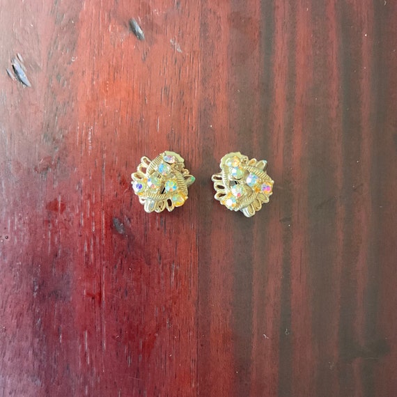 Vintage Iridescent Crystal Goldtone Clip-On Earrings. Aurora Borealis. Cluster Earrings. Multi Color Gems. Rhinestones. 50s. 60s. VLV. Glam.