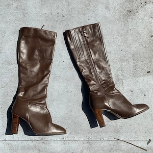 Vintage Cobbies Brown Leather High Heeled Boots. Size 9 1/2. Dark Brown Shoes. Knee High Length. Wood Heels. Shiny. 80s. 90s. 1980s. 1990s.