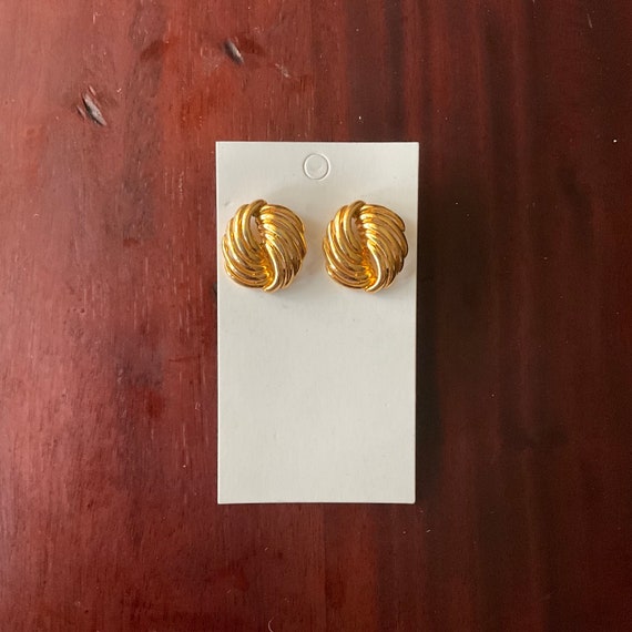 Vintage Scalloped Twisted Gold Tone Earrings. Golden Post Stud Earrings. Scalloped Knot Design. Vintage 80s 90s Gold Tone Glam Earrings. Y2K