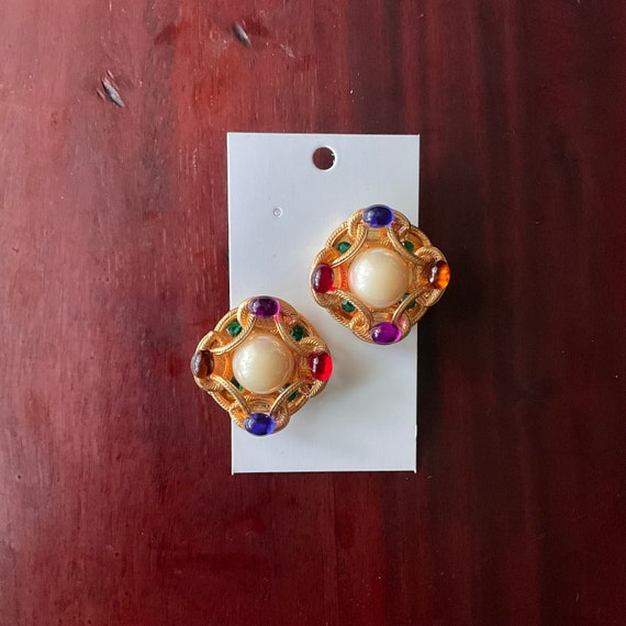 Vintage Multicolor Pearl Goldtone Glam Clip-On Earrings. Resin Pearl. Colorful Resin Jewels. Gold Tone Metal. Costume Style. 80s. 1980s.