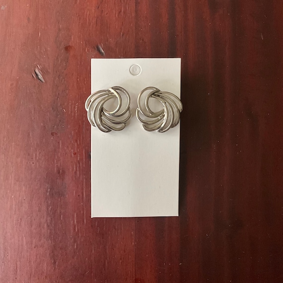 Vintage Silvertone Swirl Stud Earrings. Silver Post Earrings. Swirly Design. Windmill Metallic Earrings. Vintage Post Jewelry. 60s. 70s. 80s