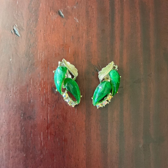 Vintage Jade Teardrop Leaf Earrings. Green Jade Gemstones. Goldtone Leaves. Rhinestone Flourish. Beautiful Clip-On Earrings. Drop Earrings.
