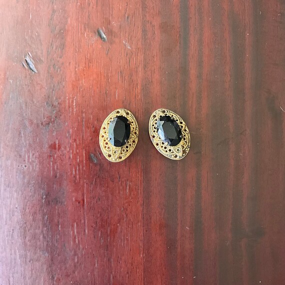 Vintage Onyx Goldtone Oval Clip-On Earrings. Black Gemstone. Cutout Goldtone Frame. Filagree Earrings. Elegant. Art Deco 20s 30s. MCM. 80s.