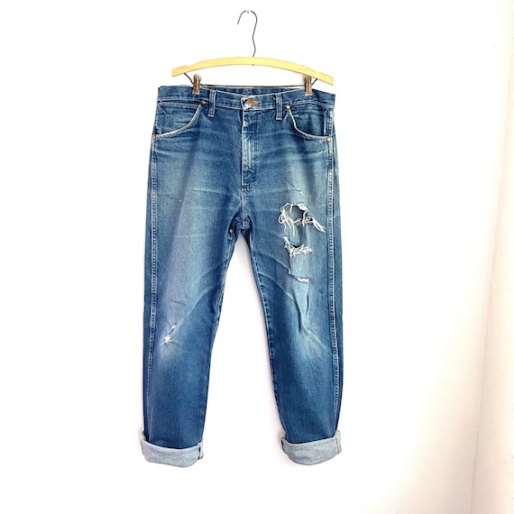 Vintage Wrangler Ripped Blue Jeans. Distressed Jeans. Brown Label Tab. Pockets. Boyfriend Jeans. Bootcut Pants. Grunge Style. 80s. 90s. Y2K.
