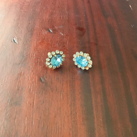 Vintage Aqua Blue Rhinestone Stud Earrings. Round Screw Back Earrings. Teal Turquoise Blue Gemstone. Rhinestones. Goldtone Metal. 70s.