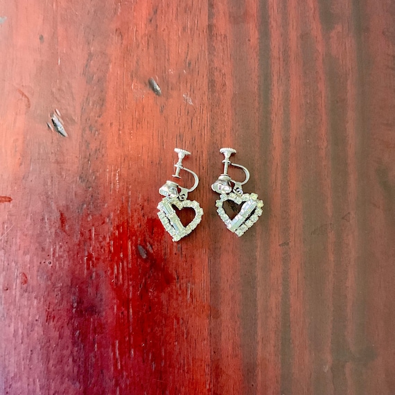 Vintage Rhinestone Heart Dangle Drop Earrings. Sparkly Screw Back Earrings. Crystal Hearts. Cute Heart Earrings. Silvertone. 40s 50s 60s 70s