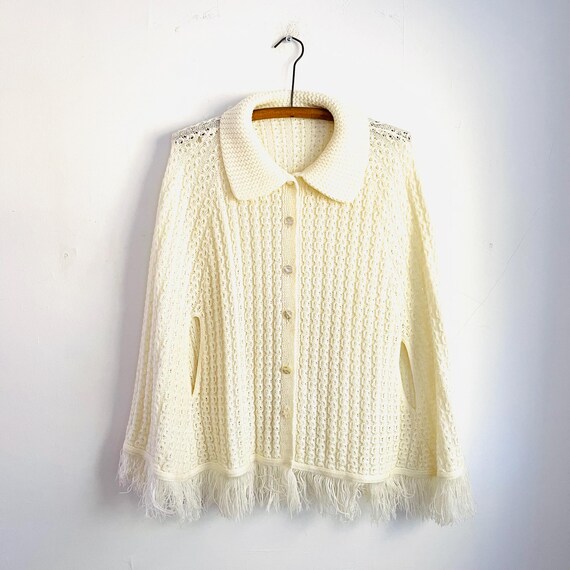 Vintage Cream Ivory Knit Poncho Cape. Cable Knit Fringed Cardigan Cape. Americana. Hippie Bohemian. 70s Hippie Cape. Cottagecore. 80s. 90s.