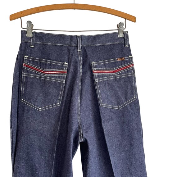 Vintage 70s 80s High-Waist Navy Blue Tapered Jeans. Dark Blue Pleated Denim Pants. Red Stripes. High Waisted Mom Jeans. Vintage Denim Jeans.