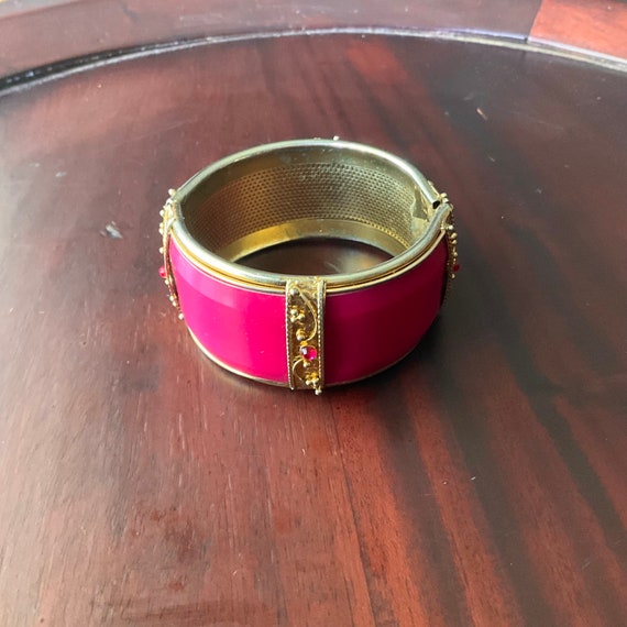 Vintage Hot Pink Cuff Bangle. 80s Pink Glam Cuff Bracelet. Goldtone. Hot Pink. Pink Bracelet. Goldtone Brass. 80s 90s Pink Cuff Bracelet.