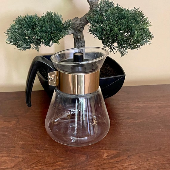 Vintage Gold Star Glass Carafe. Mid Century Corning Ware Decanter. Gold Accents. Glass Barware. 50s. 60s. 70s. Starburst. Lidded Carafe.