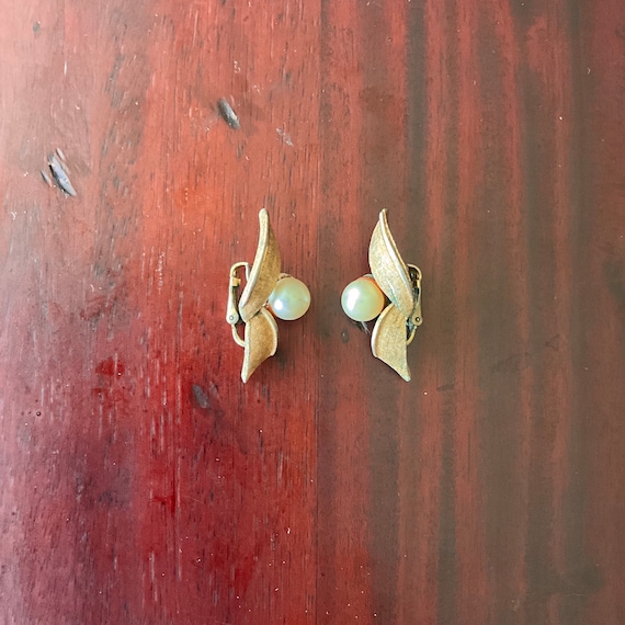 Vintage Coro Pearl Goldtone Wing Earrings. Gold Wings. Faux Pearls. Signed. Vertical Earrings. Mid Century Modern. Textured Wings. MCM.