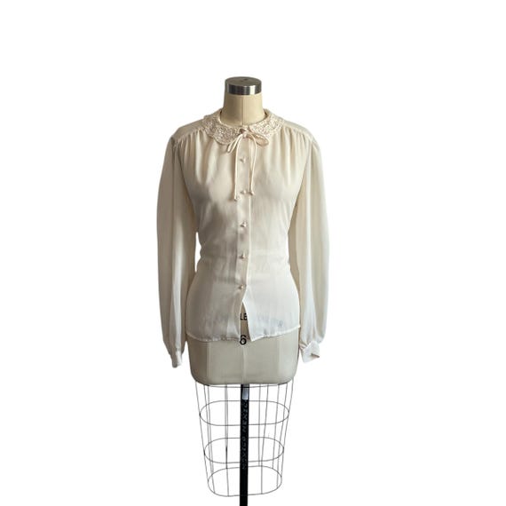Vintage Jamboree Ivory Billowy Sleeves Cottagecore Blouse. Cream Prairiecore Button-Up Top. Lace and Pearl Collar. Lace Collar. 60s. 70s.