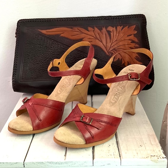 Vintage 70s Wood Wedge Heels. Reddish Brown Leather Sandals. Boho Wedge Heels. Boho Hippie Wedge Heels Shoes. Bohemian Leather Sandals. 10.