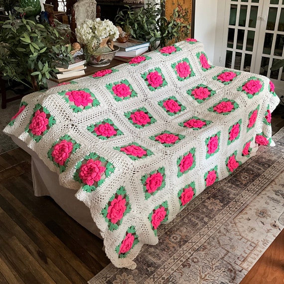 Vintage 3D Crochet Throw. Pink Flowers Blanket. White Crochet Afghan Blanket. Floral Crochet Blanket. Vintage Crochet Knit Throw. 60s. 70s.