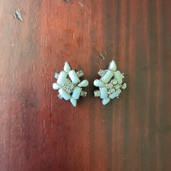 Vintage Milky White Gem Rhinestone Earrings. Diamond Shape Clip-On Earrings. Weiss Style. Gem Cluster Earrings. 40s 50s. 60s. 70s. 80s. 90s.