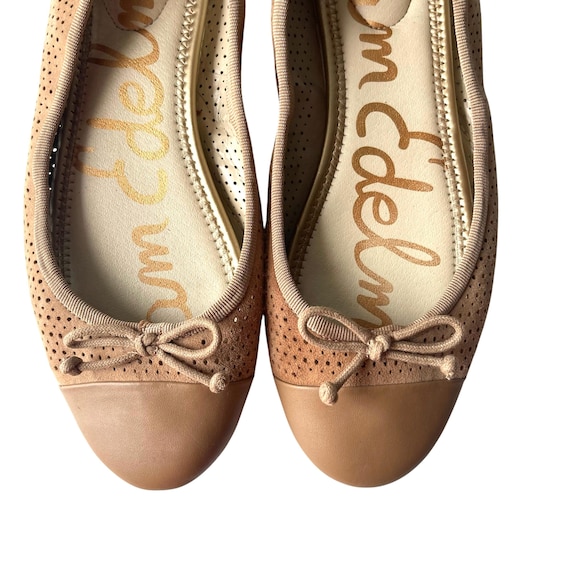 Vintage Sam Edelman Tan Brown Perforated Ballet Flats. Pale Brown Cap Toe Flats. Bow Ties. Casual. Spring. Summer. 90s. Y2K. 1990s. 2000s.