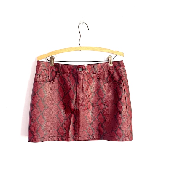 Vintage Vigoss Red Snakeskin Mini Skirt. Faux Animal Print Skirt. Snake Print. Faux Leather. Y2K Mini Skirt. Rockstar Style. 90s. Y2K. 00s.