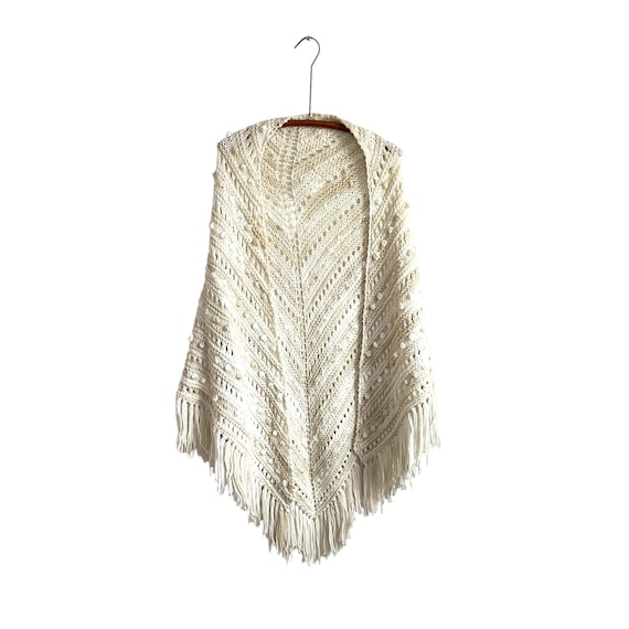 Vintage 60s 70s Winter Cream Knit Shawl. Handknit Cottagecore Fringe Cape. White. Beige. Chunky 3D Circles. Boho. Hippiecore. 60s. 70s. 80s.