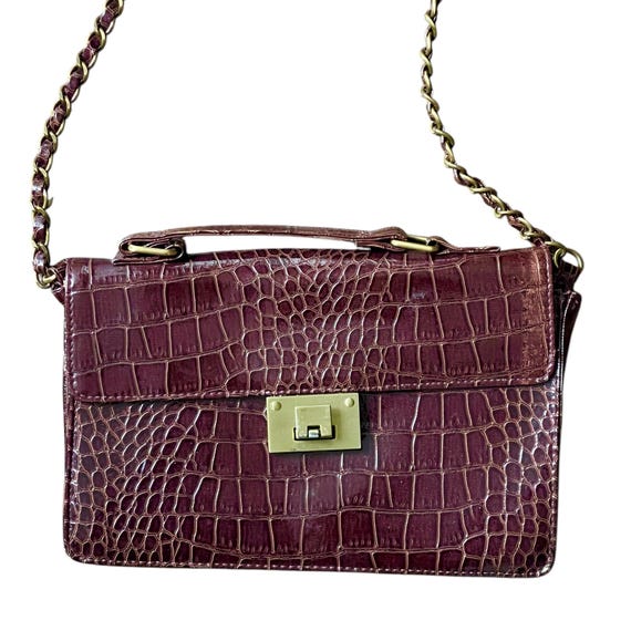Vintage Shiny Brown Croco Clutch Purse. Burgundy Brown Fossil Clutch Bag. Crossbody Shoulder Purse. Goldtone Strap and Lock. 80. 90s. Y2K.