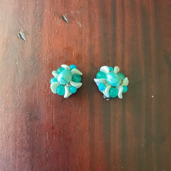 Vintage Teal White Turquoise Stone Clip-On Earrings. Teal Gemstones. White Stones. Boho. Hippie. Beads. Handmade. 50s 60s. Unsigned. Costume