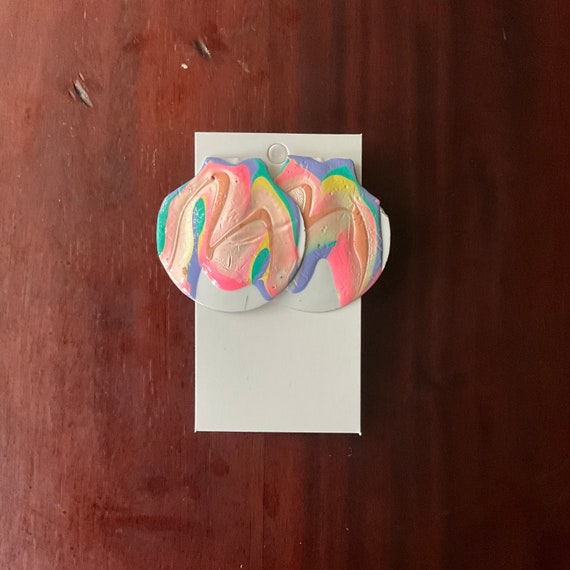Vintage Pastel Rainbow Shell Earrings. Hand Painted Earrings. Pastel Rainbow Paint. 80s 90s Glam. Faux Shells. Beach Boho Style. 90s. Y2K.