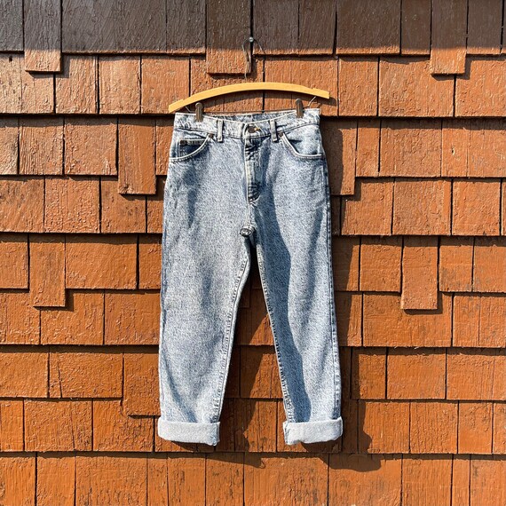 Vintage Lee Stonewashed Jeans. Distressed Jeans. Pockets. Leather Tab. High Waisted Mom Jeans. Acid-Washed. Grunge Style. Bootcut. 80s. 90s.
