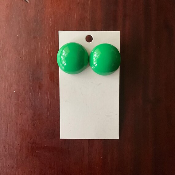 Vintage Kelly Green Dot Earrings. Glam Green Earrings. Bright Kelly Green Round Earrings. Vintage 80s 90s Glam Earrings. Vintage 80s Glam.