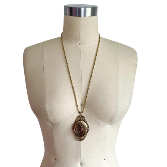 Vintage Filagree Pendant Locket. Pendant Locket Necklace. Gold Tone Pendant Necklace. Mod Filagree Necklace. Bohemian Mod Necklace.