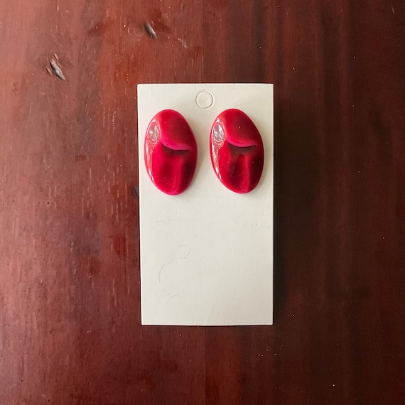 Vintage Cherry Red Resin Oval Earrings. Carved Red Post Bakelite Earrings. Mid Century Style. MCM Style. Ruby Red Ovals. 40s 50s 60s.