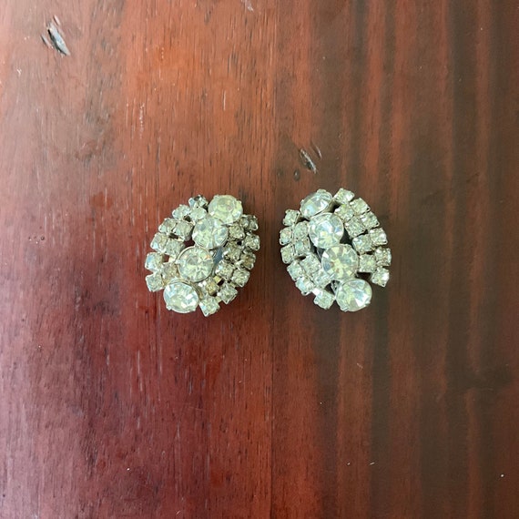 Vintage Silvertone Rhinestone Oval Clip-On Earrings. Silver Crystal Earrings. Bridal Jewelry. Round and Square Rhinestones. 50s 60s.