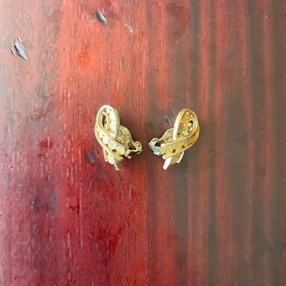 Vintage Goldtone Ribbon Clip-On Earrings. Golden Ribbons with Circles. Metallic Party Earrings. Mid Century Style. MCM Style. 60s. 70s. 80s.