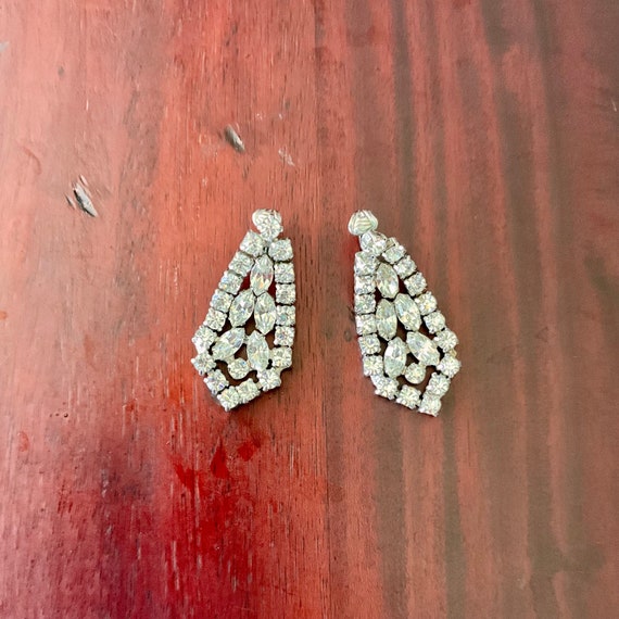 Vintage Rhinestone Chandelier Dangle Drop Clip-On Earrings. Upside Down Diamond Shape. Silvertone Metal. Mid Century. MCM Style. 50s. 60s.